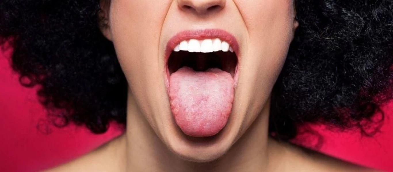 Τα «κουλά» των ζωντανών μεταδόσεων- Γυναίκα έγλειψε δημοσιογράφο... on air (βίντεο)